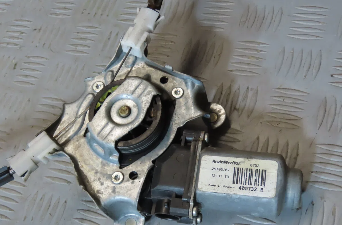 Mecanisme  moteur lève-glace avant droit Renault CLIO II Camionnette - 3-5 portes (SB0-1-2_) 1.5 dci (2004) occasion