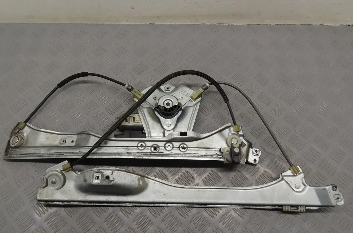 Mecanisme moteur lève-glace avant droit Renault CLIO III (BR0-1, CR0-1) 1.5 dci (br17, cr17) (2005-2012) 5 portes occas