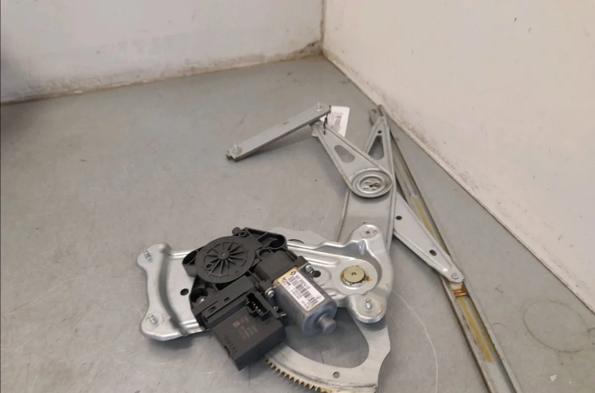 Mecanisme moteur lève-glace avant droit Renault GRAND SCÉNIC III (JZ0-1_) 1.6 dci (jz00, jz12) (2011) 5 portes occasion