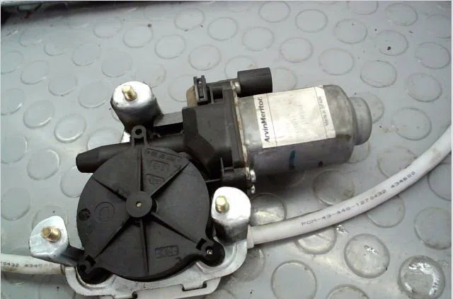 Mecanisme  moteur lève-glace avant droit Renault MASTER II Camionnette (FD) 2.5 dci 120 (2001) occasion