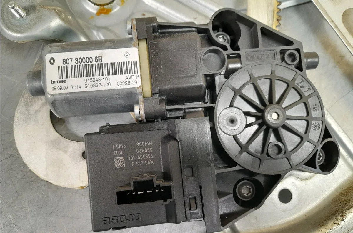 Mecanisme  moteur lève-glace avant droit Renault MEGANE III Coupé (DZ0-1_) 1.5 dci (dz0a) (2008-2015) occasion