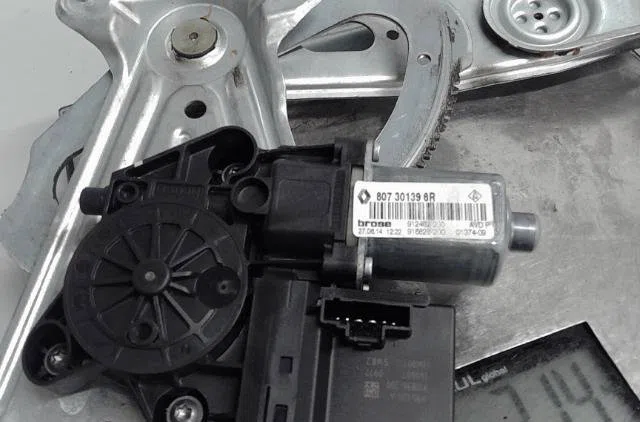 Mecanisme  moteur lève-glace avant droit Renault MEGANE III Grandtour (KZ0-1) 1.6 dci (kz00, kz12, kz13) (2011) occasion