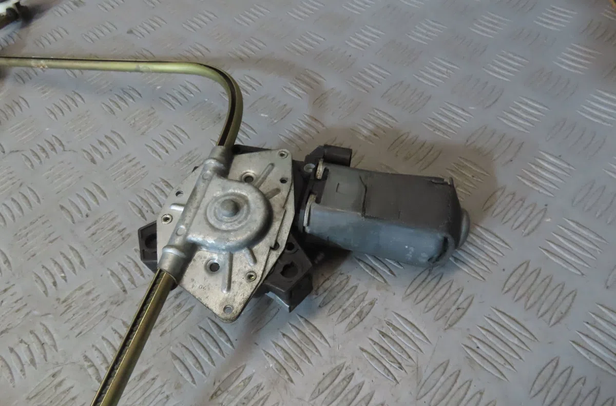 Mecanisme + moteur lève-glace avant droit RENAULT R19 1994 occasion