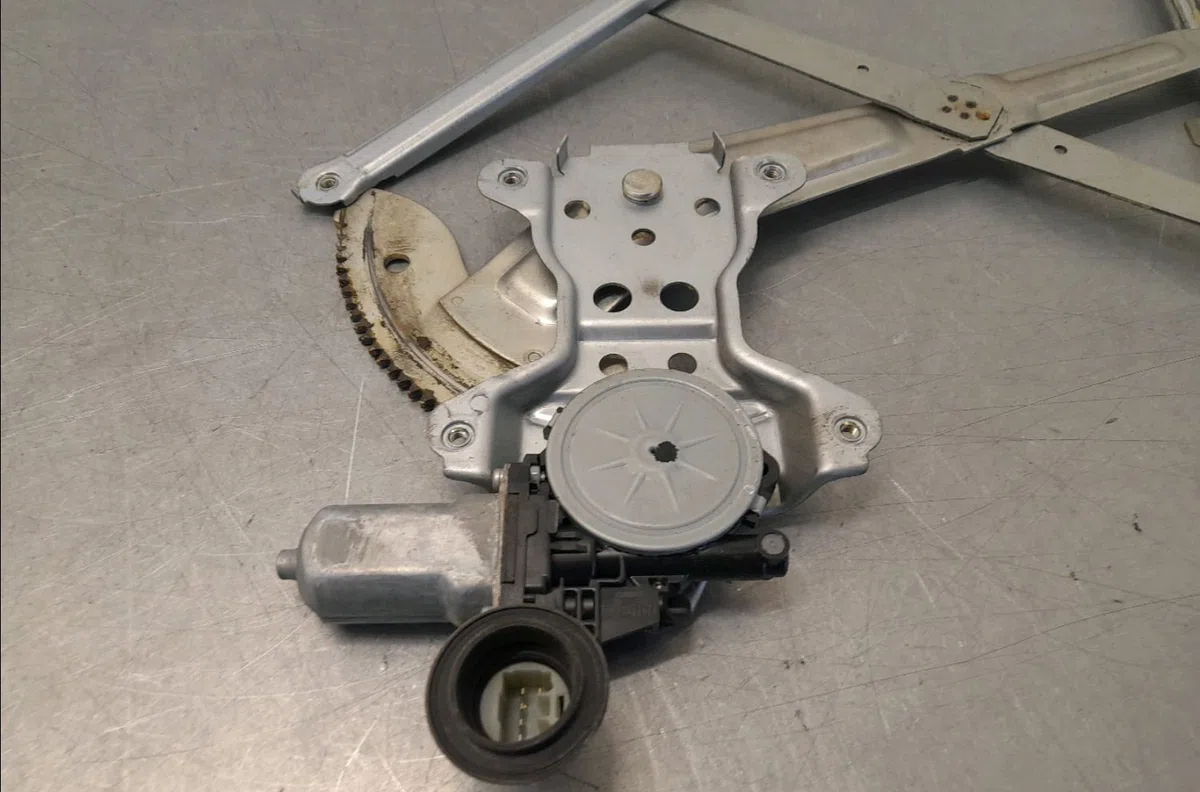 Mecanisme  moteur lève-glace avant droit Suzuki SWIFT III (MZ, EZ) 1.3 (rs 413) (2005) occasion