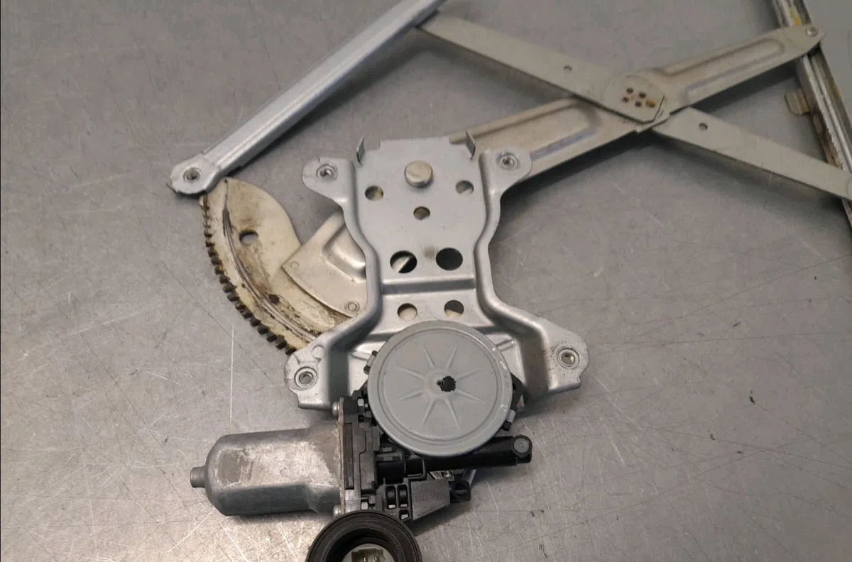 Mecanisme  moteur lève-glace avant droit Suzuki SWIFT III (MZ, EZ) 1.3 (rs 413) (2005) occasion