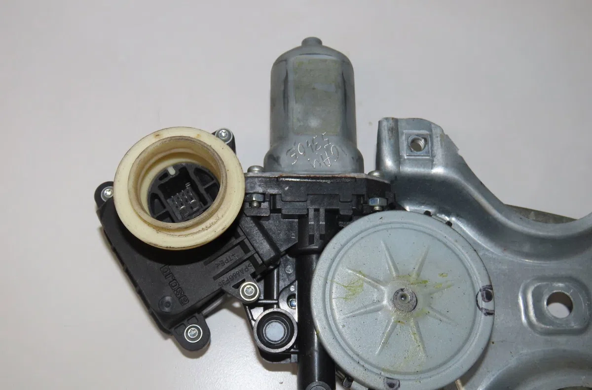 Mecanisme  moteur lève-glace avant droit Toyota AURIS (_E15_) 1.4 d-4d (nde150_) (2007-2012) 3 portes occasion