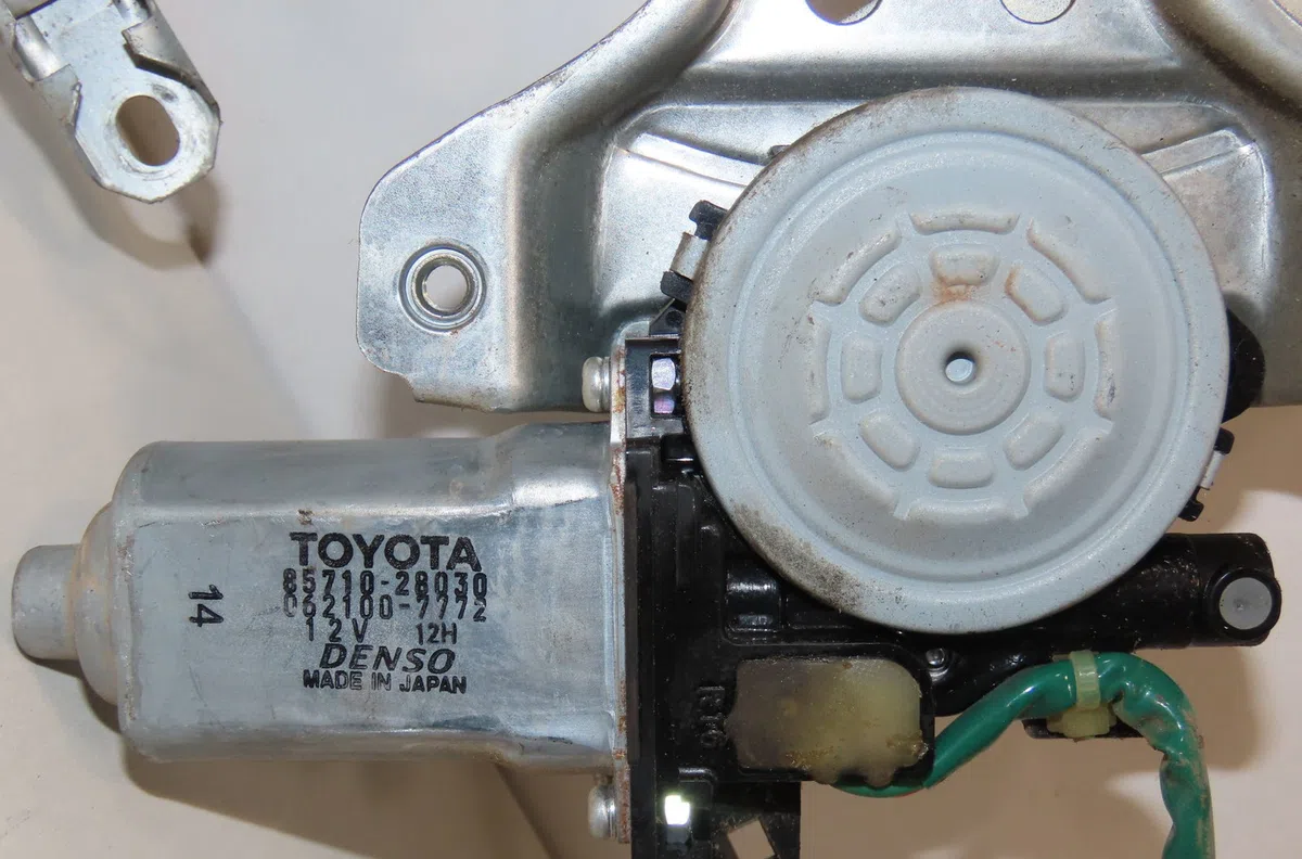 Mecanisme  moteur lève-glace avant droit Toyota HIACE IV Camionnette (__H1_, __H2_) 2.5 d-4d (klh12, klh22) (2001-2006) 