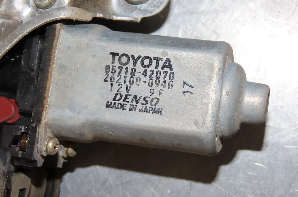 Mecanisme  moteur lève-glace avant droit Toyota RAV 4 II (_A2_) 2.0 d 4wd (cla20_, cla21_) (2001-2005) occasion