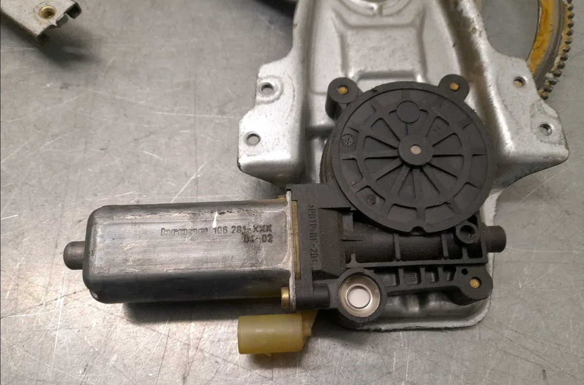 Mecanisme  moteur lève-glace avant droit TOYOTA YARIS I occasion