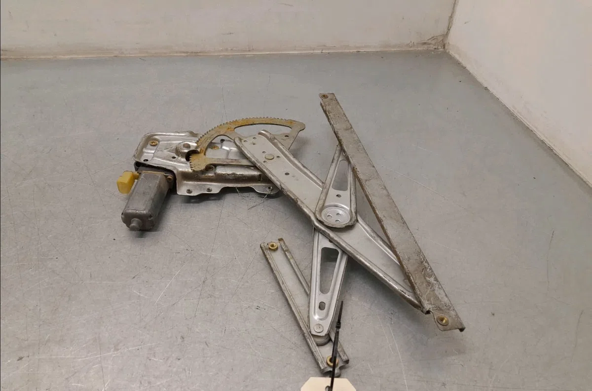 Mecanisme  moteur lève-glace avant droit TOYOTA YARIS I occasion