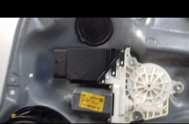 Mecanisme  moteur lève-glace avant droit Volkswagen GOLF IV (1J1) 1.4 16v (1997-2004) 5 portes occasion