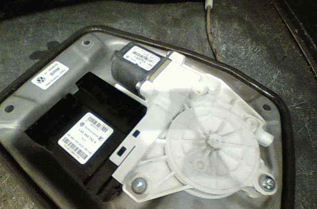 Mecanisme  moteur lève-glace avant droit Volkswagen GOLF PLUS V (5M1, 521) 1.9 tdi (2005-2009) 5 portes occasion