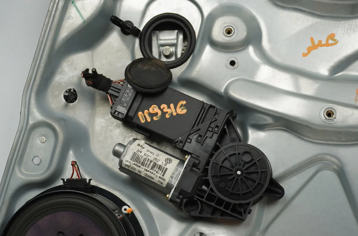 Mecanisme  moteur lève-glace avant droit Volkswagen PASSAT B5.5 Variant (3B6) 1.9 tdi (2000-2005) 5 portes occasion