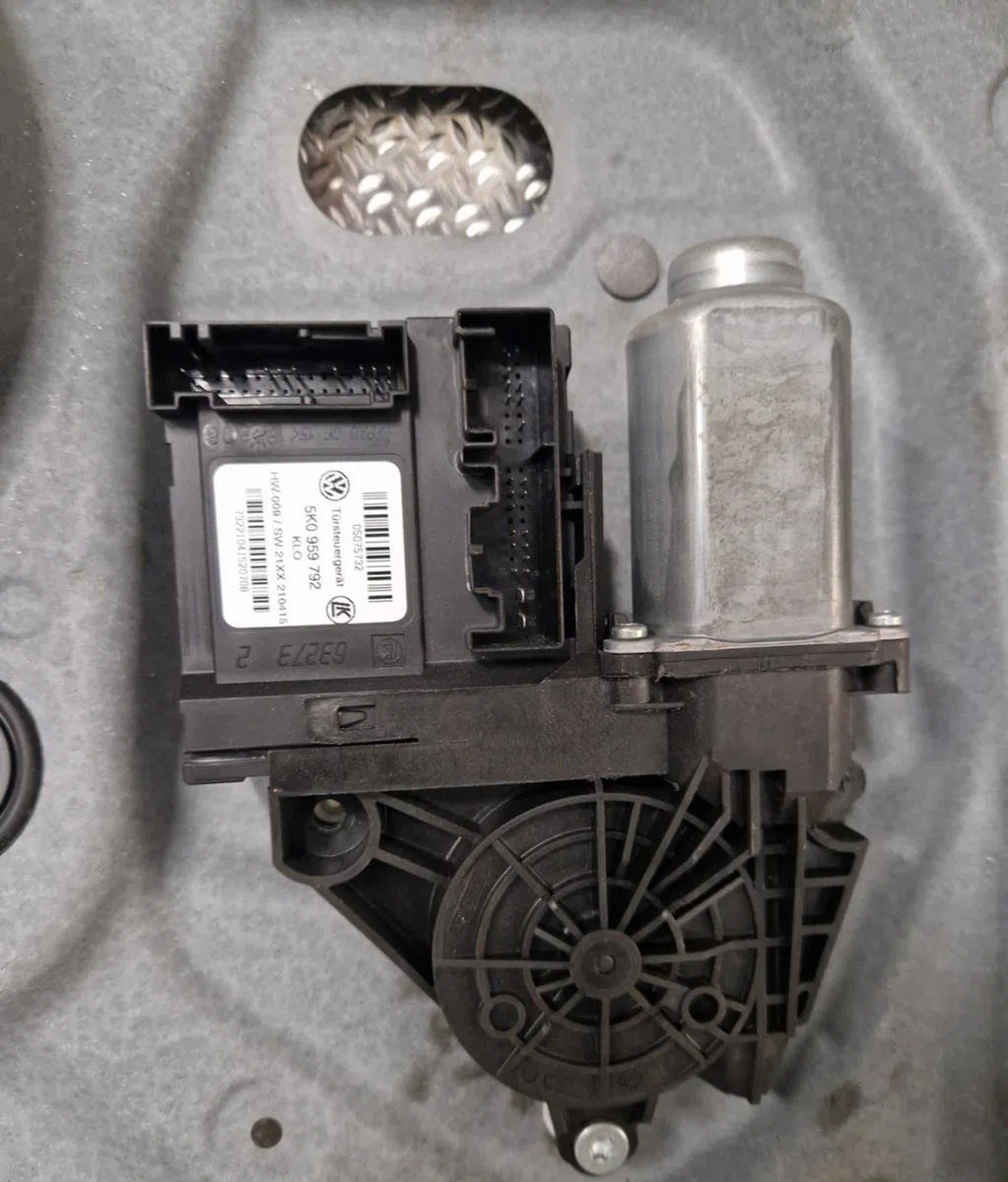 Mecanisme  moteur lève-glace avant droit Volkswagen TOURAN (1T3) 1.6 tdi (2010-2015) 5 portes occasion