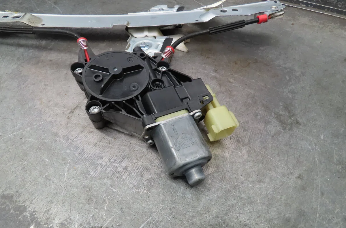 Mecanisme+moteur leve-glace avg FORD FIESTA 2011 occasion
