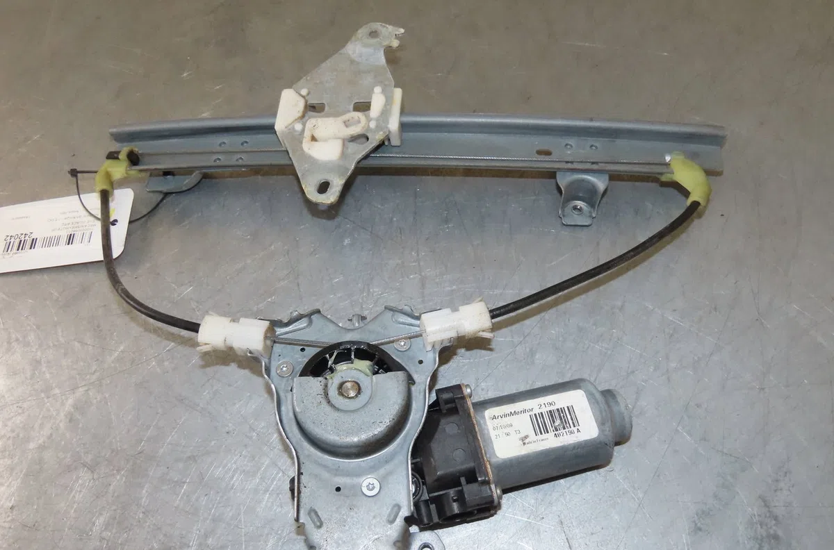 Mecanismemoteur leve-glace ard Nissan QASHQAI - QASHQAI 2 I (J10, NJ10, JJ10E) 1.5 dci (2010-2013) 5 portes occasion