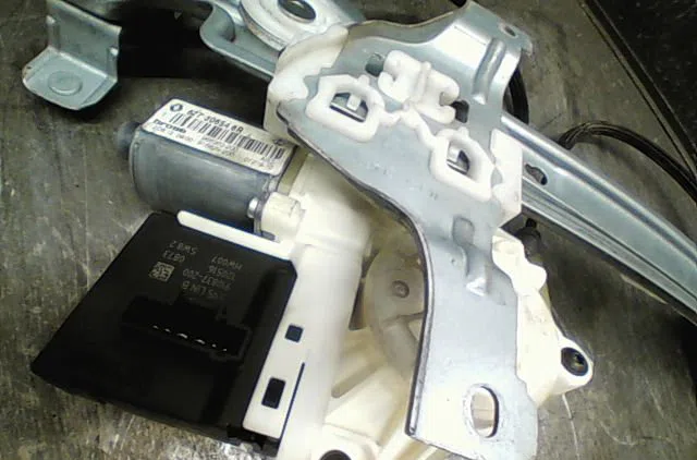 Mecanismemoteur leve-glace ard Renault MEGANE III 3-5 portes (BZ0-1_, B3_) 1.2 tce (bz2b, bz11) (2012-2015) 5 portes occ