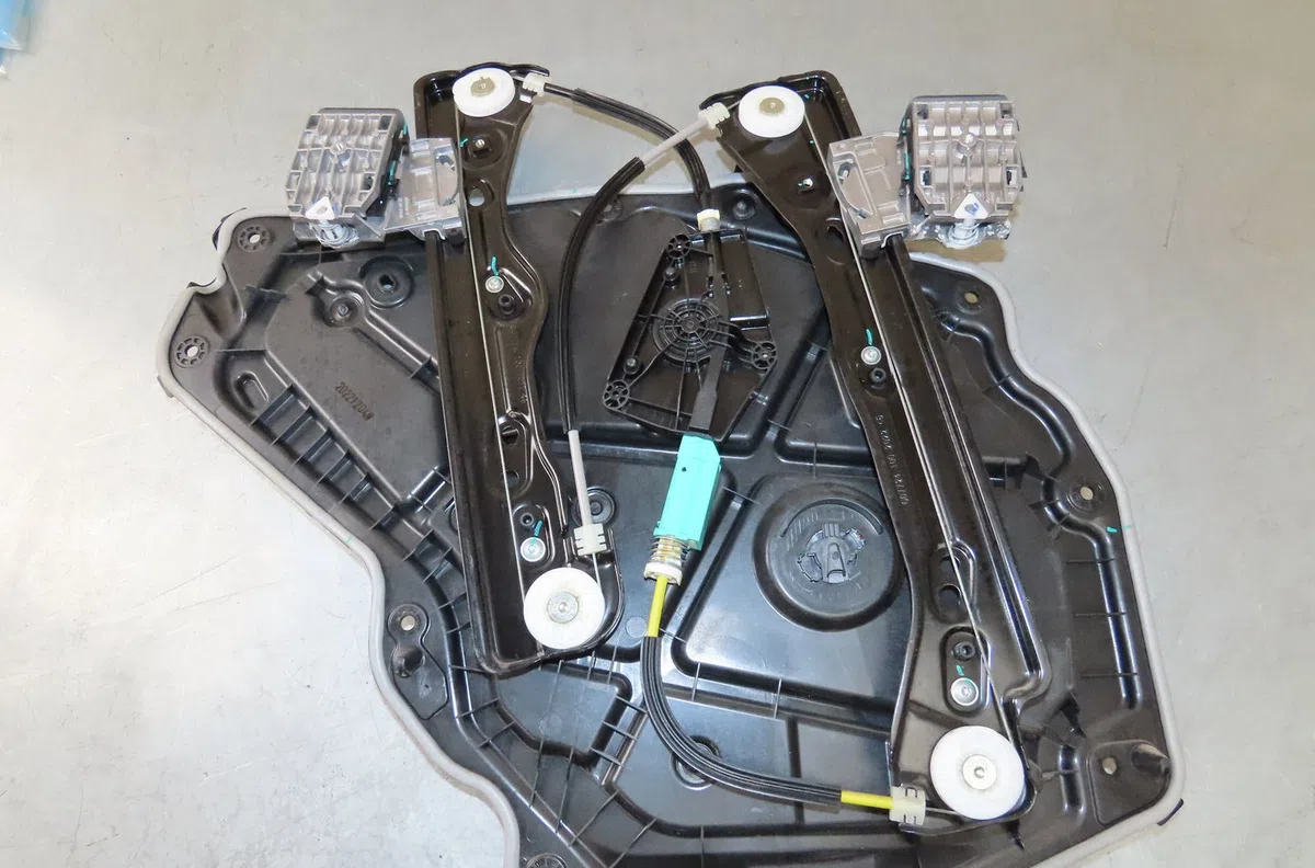 Mecanismemoteur leve-glace ard Tesla MODEL Y (5YJY) Ev (2019) occasion