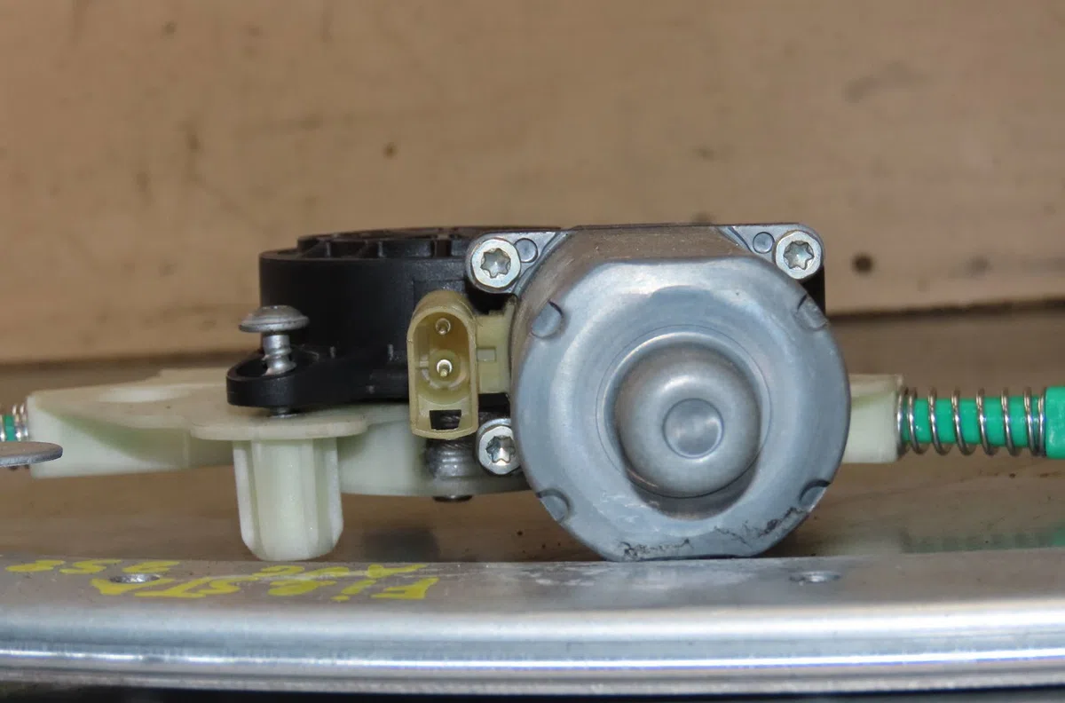 Mecanismemoteur leve-glace avg Ford FIESTA V (JH_, JD_) 1.4 16v (2001-2008) 5 portes occasion