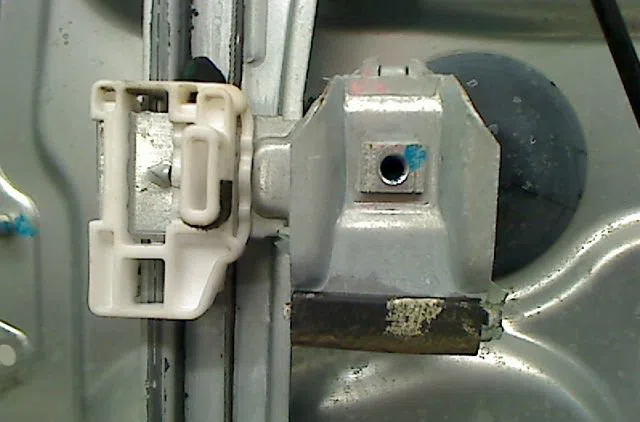 Mecanismemoteur leve-glace avg Kia CARENS III Monospace (UN) 2.0 crdi 140 (2006) occasion