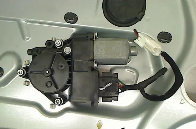 Mecanismemoteur leve-glace avg Kia CARENS III Monospace (UN) 2.0 crdi 140 (2006) occasion