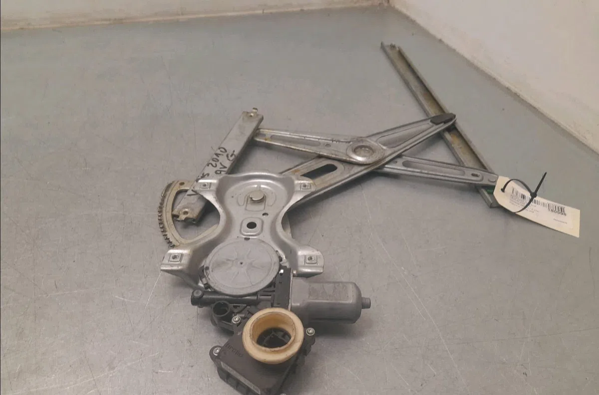 Mecanismemoteur leve-glace avg Toyota YARIS (_P9_) 1.33 vvt-i (nsp90_) (2008-2011) occasion