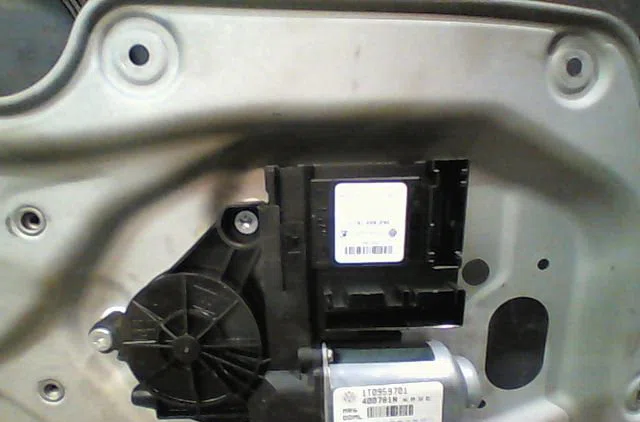 Mecanismemoteur leve-glace avg Volkswagen CADDY III Monospace (2KB, 2KJ, 2CB, 2CJ) 1.9 tdi (2004-2010) occasion