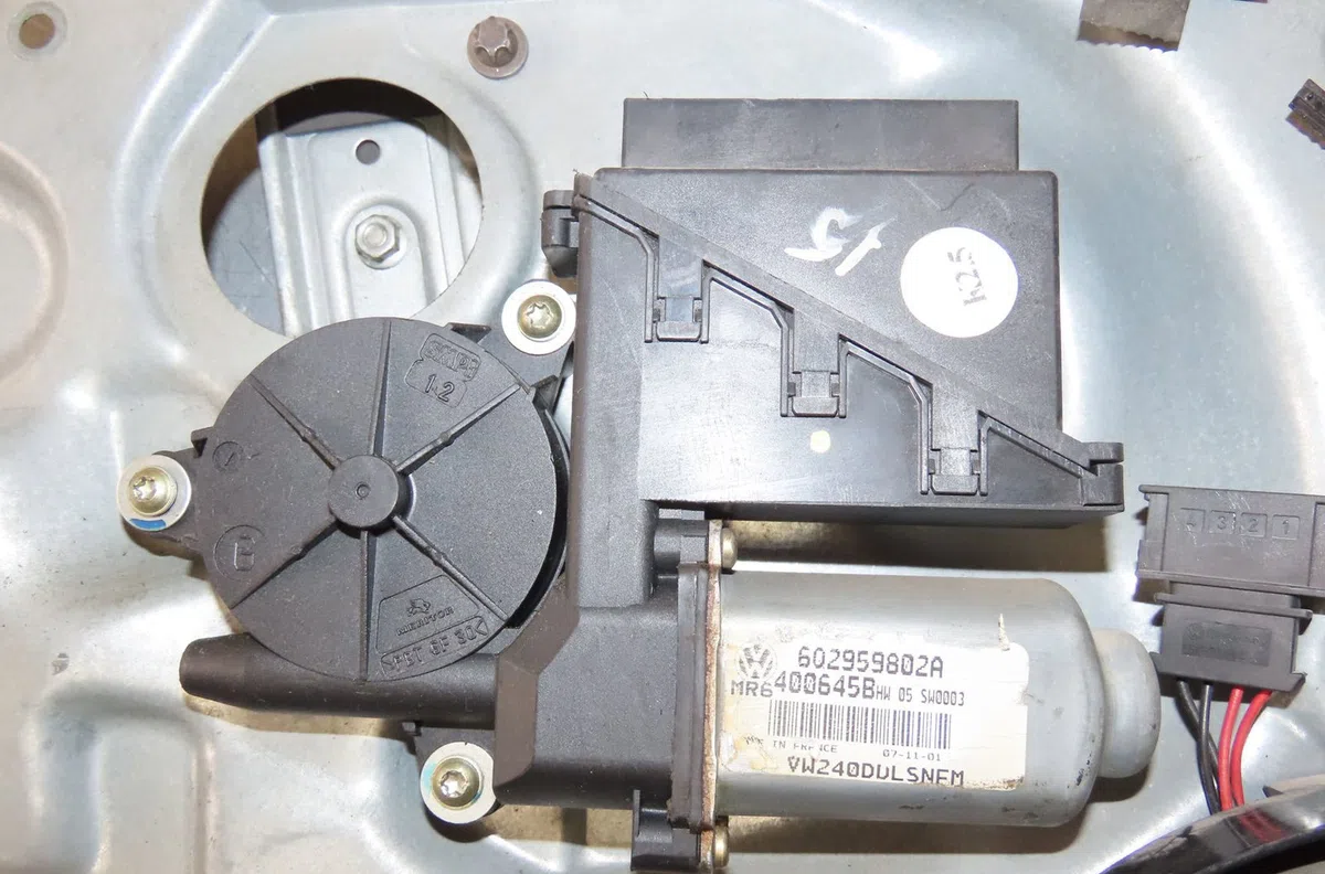 Mecanismemoteur leve-glace avg Volkswagen POLO (9N_, 9A_) 1.9 sdi (2001-2009) occasion