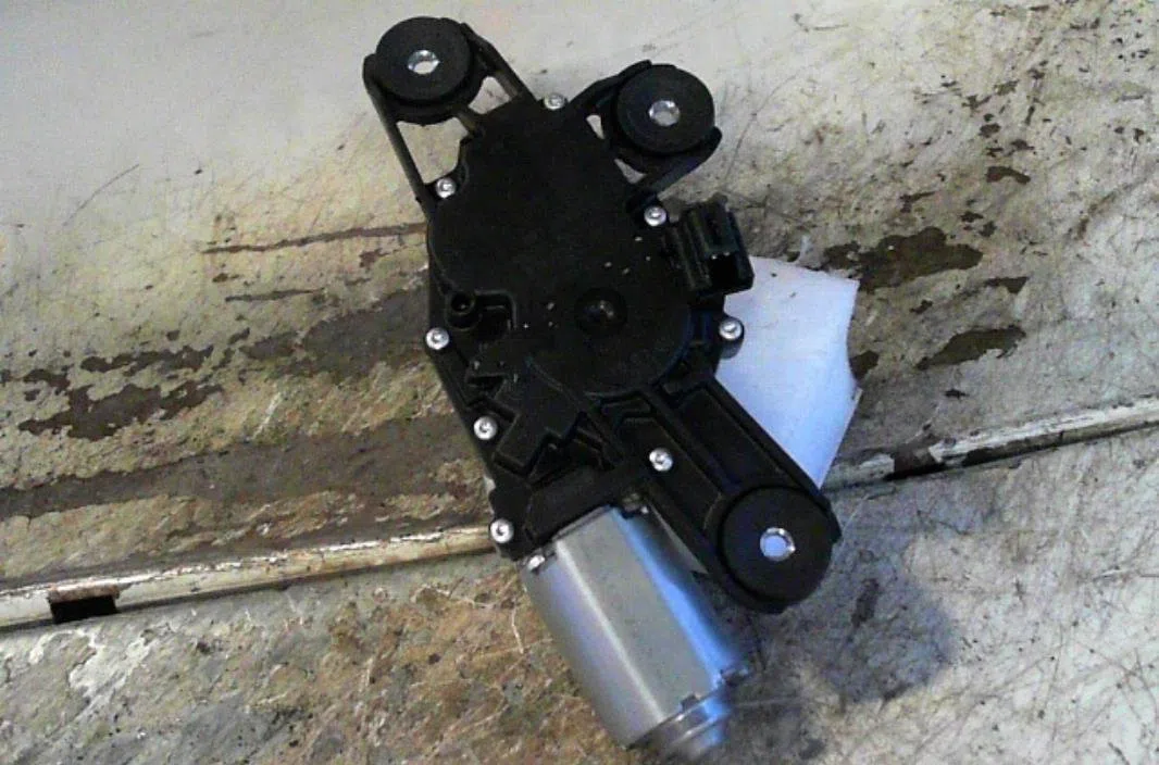 Moteur essuie-glace ar gauche FORD FIESTA 6  FIESTA 6 PHASE 1 occasion