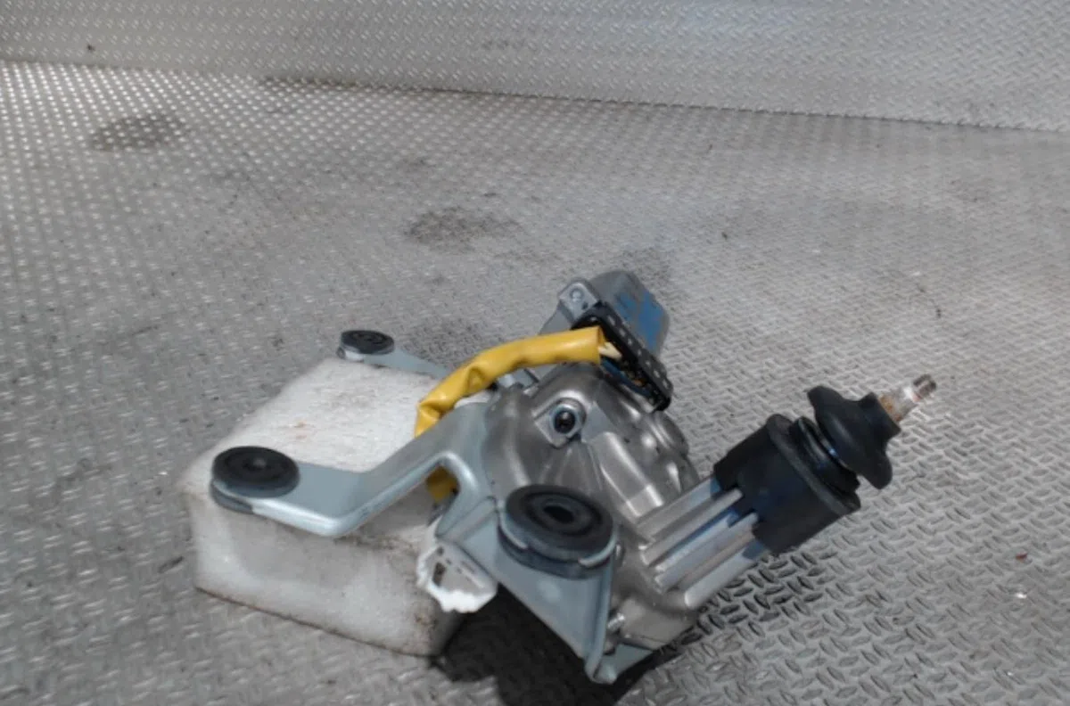Moteur essuie-glace ar gauche Kia CARENS III Monospace (UN) 2.0 crdi 140 (2006) occasion