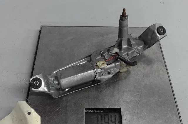 Moteur essuie-glace ar gauche Mazda 323 F VI (BJ) 2.0 td (1998-2001) 5 portes occasion