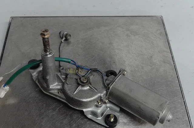 Moteur essuie-glace ar gauche Mazda 323 P V (BA) 1.5 16v (1996-1998) occasion