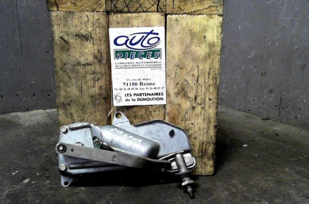 Moteur essuie-glace ar gauche Renault MEGANE I (BA0-1_) 1.4 e (ba0e, ba0v) (1996-2003) occasion