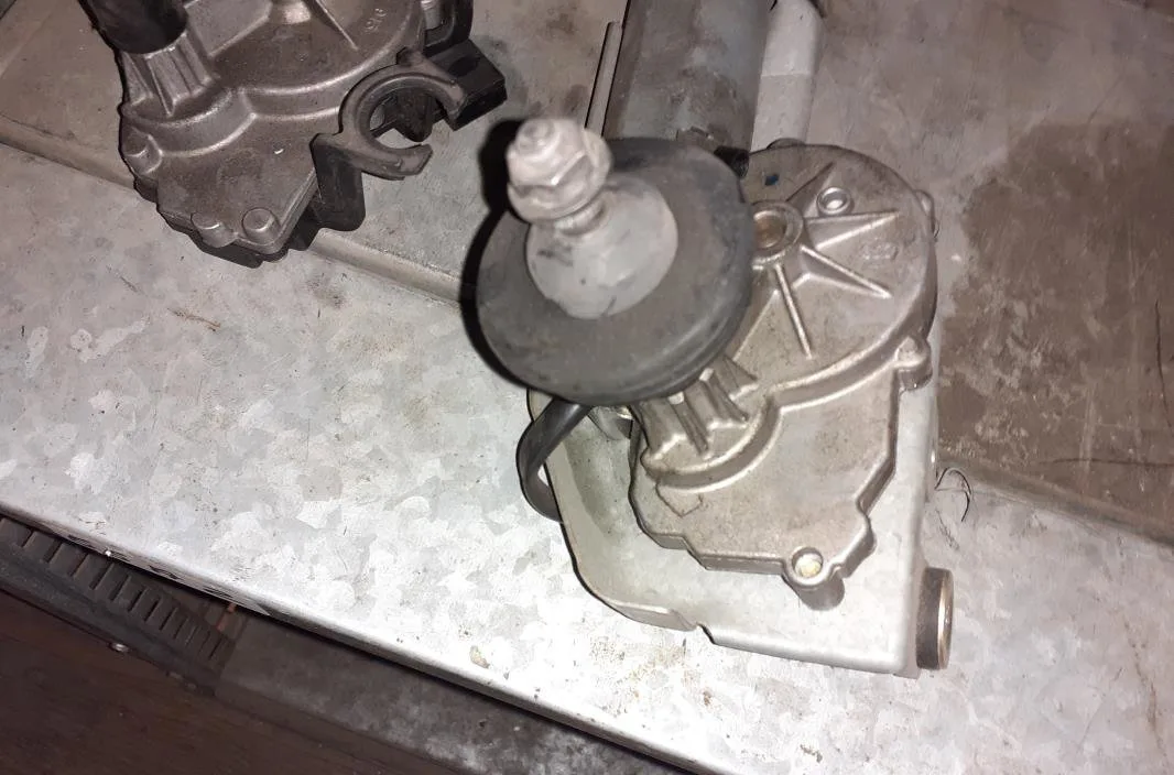 Moteur essuie-glace ar gauche Renault MEGANE I Coupé (DA0-1_) 1.9 dti (da0n) (1997-2001) occasion