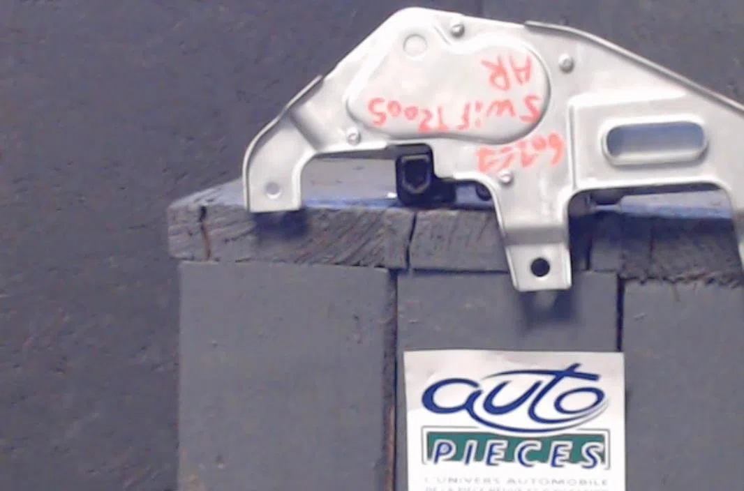 Moteur essuie-glace ar gauche Suzuki SWIFT III (MZ, EZ) 1.3 ddis (rs 413d) (2005) occasion