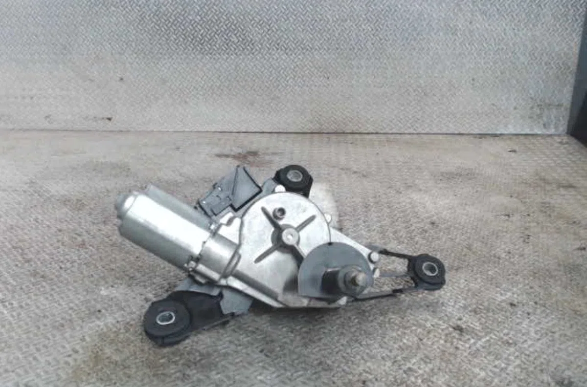 Moteur essuie-glace ar gauche TOYOTA YARIS 2  YARIS 2 PHASE 1 occasion