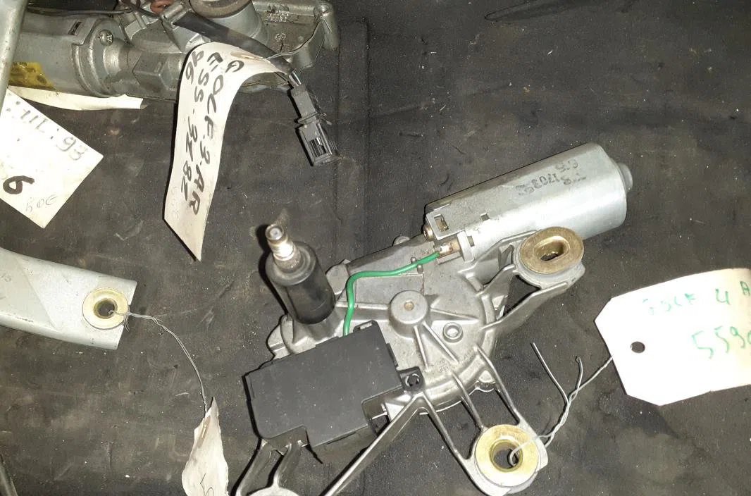 Moteur essuie-glace ar gauche VOLKSWAGEN GOLF 4 occasion