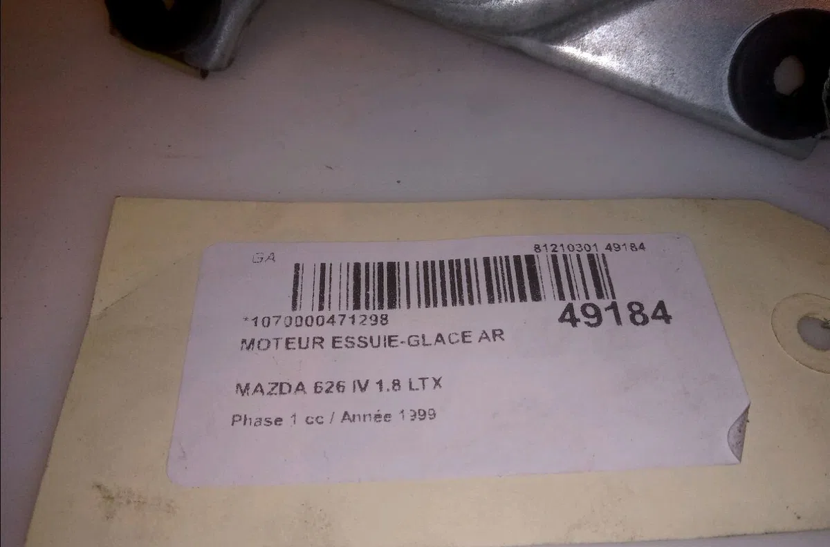 Moteur essuie-glace arrière Mazda 626 V Hatchback (GF) 1.8 (gf8p) (1997-1999) occasion