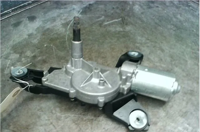 Moteur essuie-glace arrière Mitsubishi COLT VI (Z3_A, Z2_A) 1.5 di-d (z39a) (2004-2012) occasion