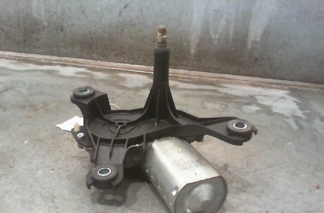 Moteur essuie-glace arrière OPEL CORSA 2005 occasion