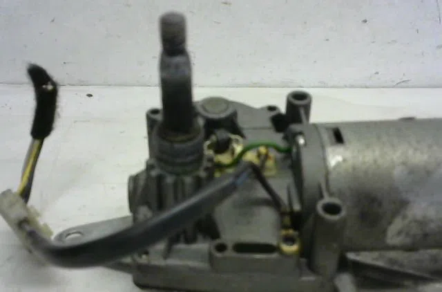 Moteur essuie-glace arrière Renault CLIO I (B-C57_, 5-357_) 1.2 (5-357y, 5-357k) (1996-1998) occasion