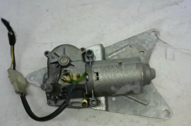 Moteur essuie-glace arrière Renault CLIO I (B-C57_, 5-357_) 1.2 (5-357y, 5-357k) (1996-1998) occasion