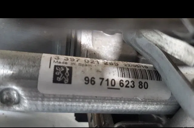 Moteur essuie-glace av droit Peugeot 5008 (0U_, 0E_) 1.6 hdi (2010-2017) occasion
