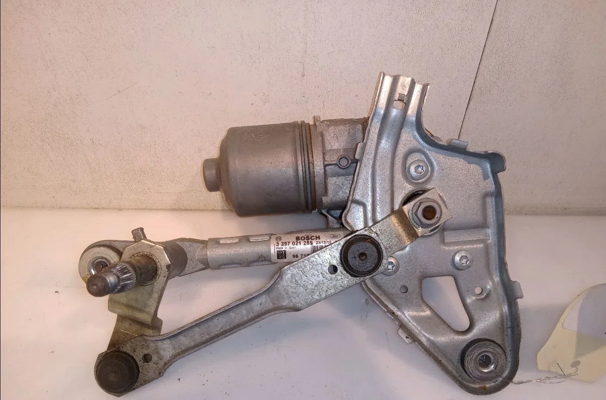 Moteur essuie-glace av droit Peugeot 5008 (0U_, 0E_) 2.0 hdi 150 - bluehdi 150 (2009-2017) 5 portes occasion