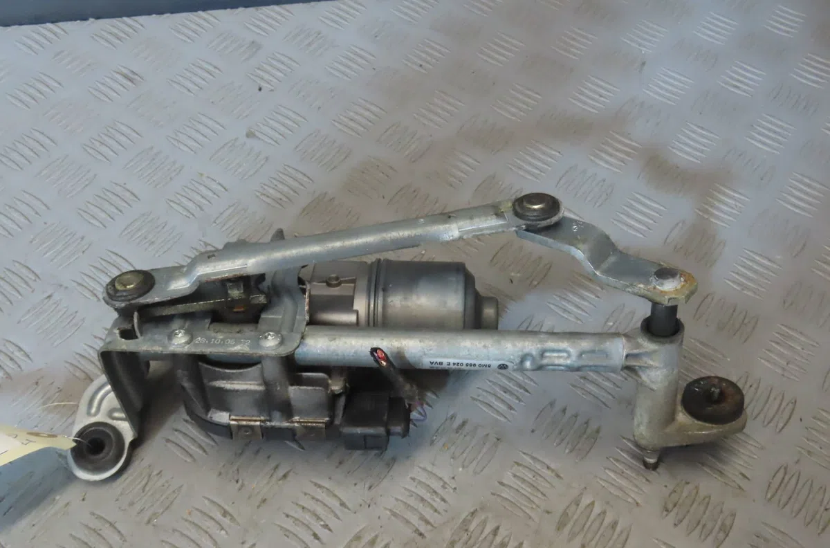 Moteur essuie-glace av droit VOLKSWAGEN GOLF 2006 occasion