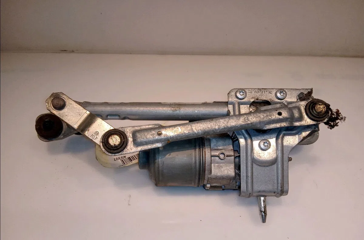 Moteur essuie-glace av droit Volkswagen GOLF PLUS V (5M1, 521) 1.6 tdi (2009-2013) 5 portes occasion