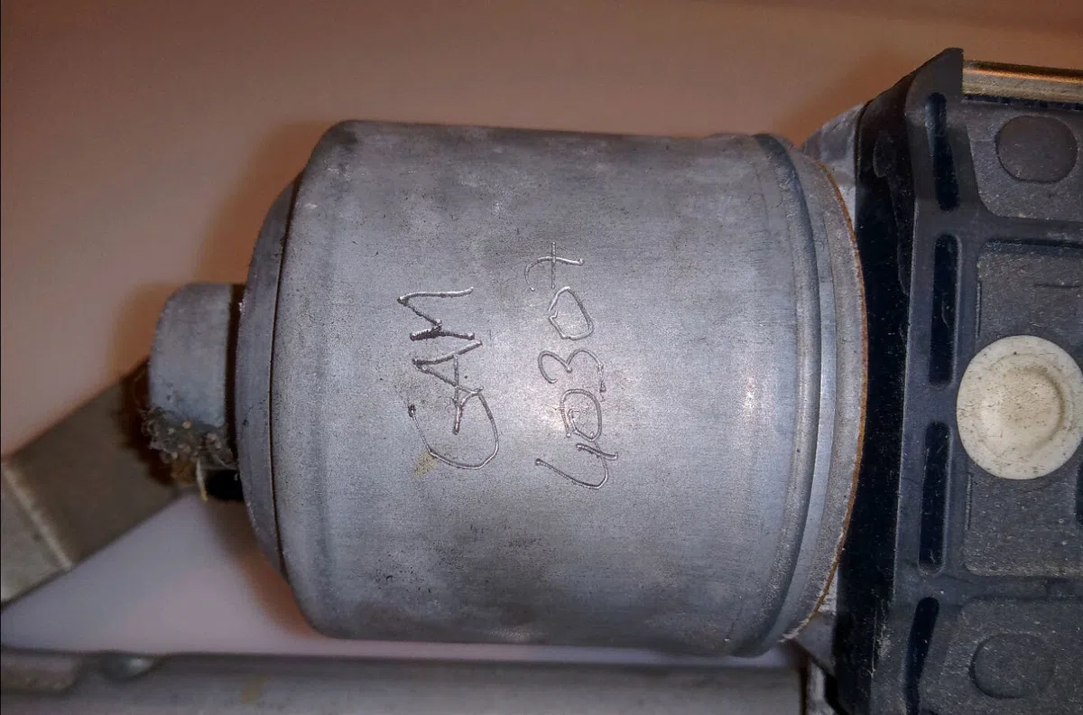 Moteur essuie-glace av droit Volkswagen GOLF PLUS V (5M1, 521) 1.6 tdi (2009-2013) 5 portes occasion