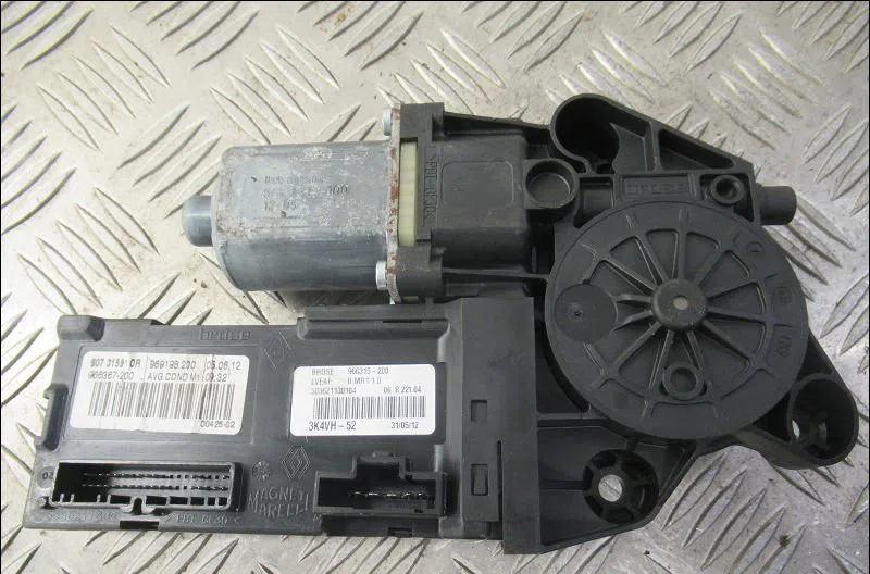 Moteur essuie-glace av gauche Renault MEGANE III Grandtour (KZ0-1) 1.5 dci (kz0c, kz1a) (2009) occasion