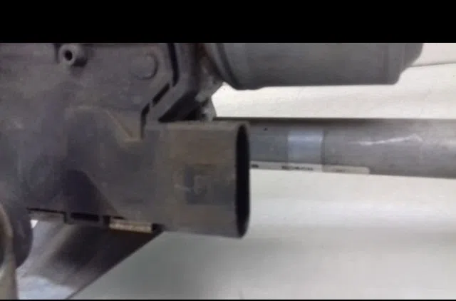 Moteur essuie-glace av gauche Volkswagen TOURAN (1T1, 1T2) 1.9 tdi (2003-2004) 5 portes occasion