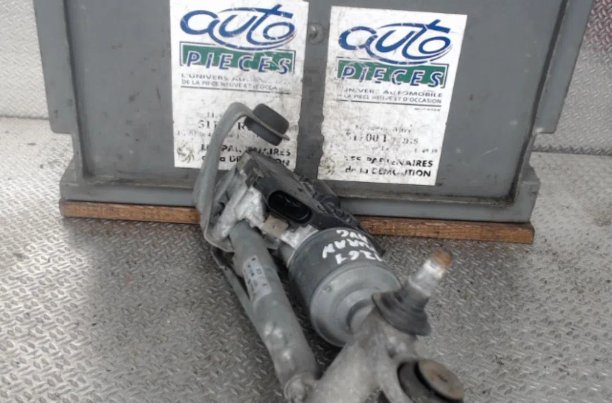 Moteur essuie-glace av gauche Volkswagen TOURAN (1T1, 1T2) 1.9 tdi (2003-2004) 5 portes occasion